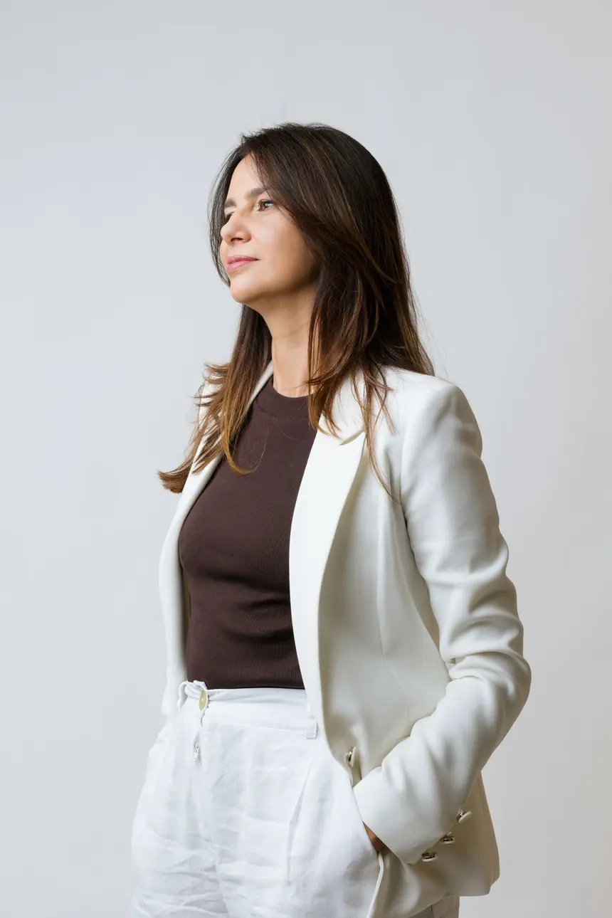 Retrato de Greyci Pucci, de blazer branco, em estúdio