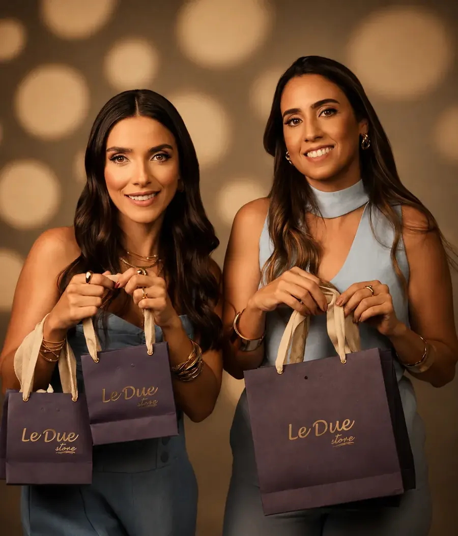 Fernanda e Bruna, sócias da Le Due, segurando as sacolas da loja